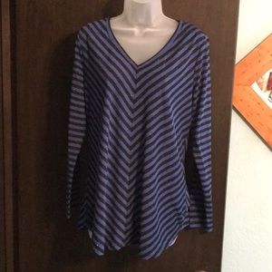 Long sleeved v-neck shirt